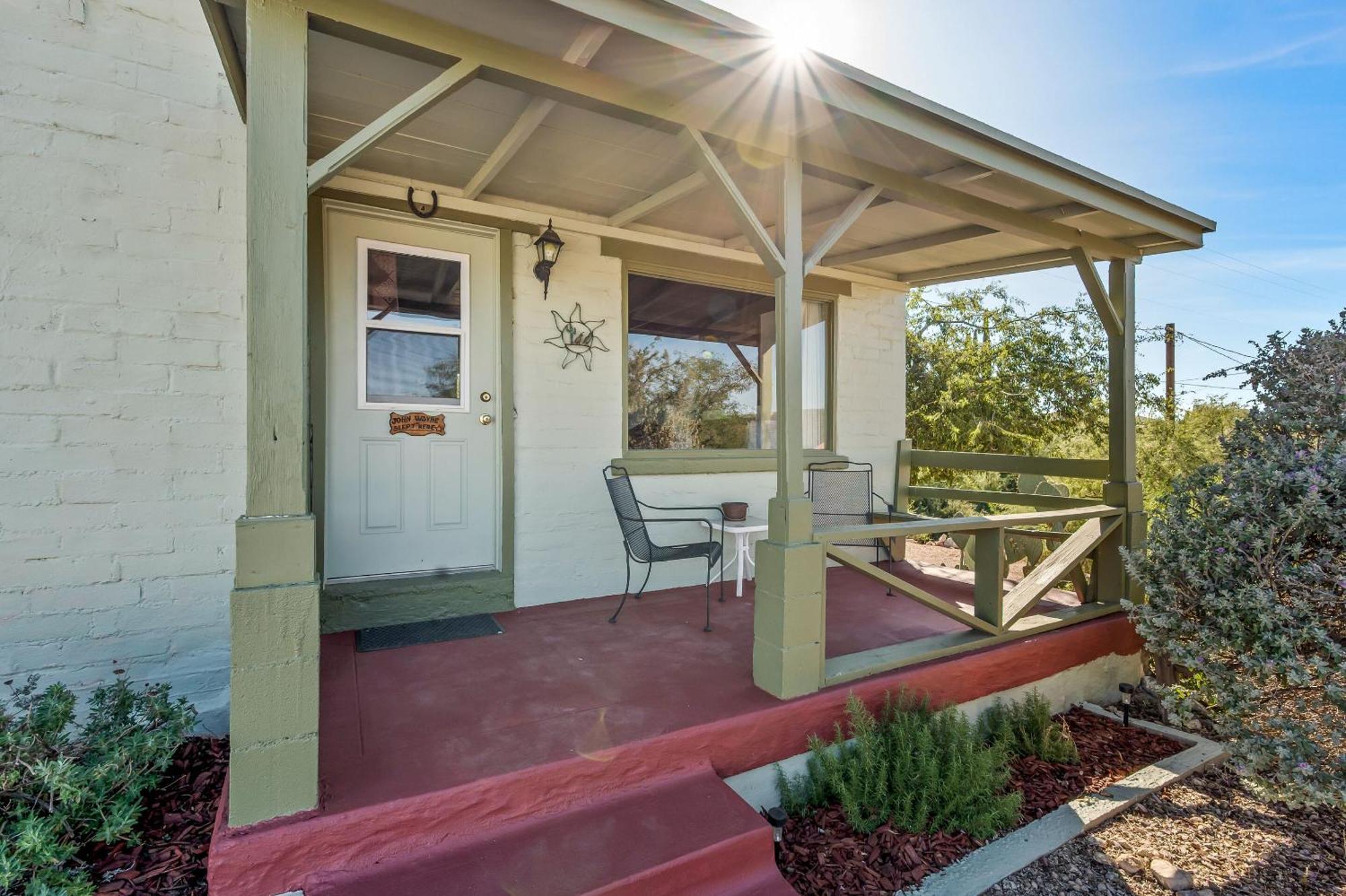 Sagebrush Inn Тумстоун Номер фото The front porch of the house