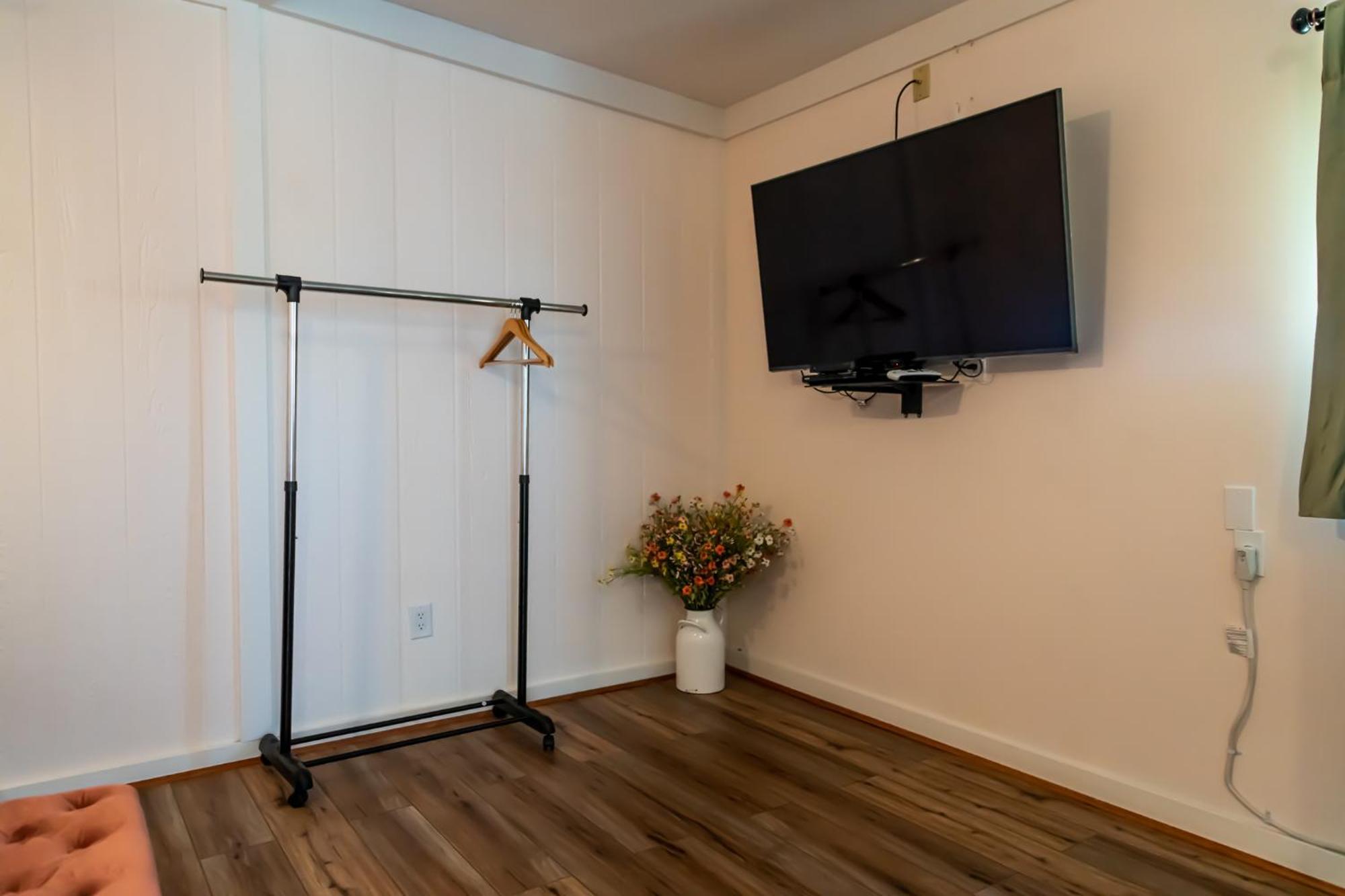 Sagebrush Inn Тумстоун Номер фото A garment rack