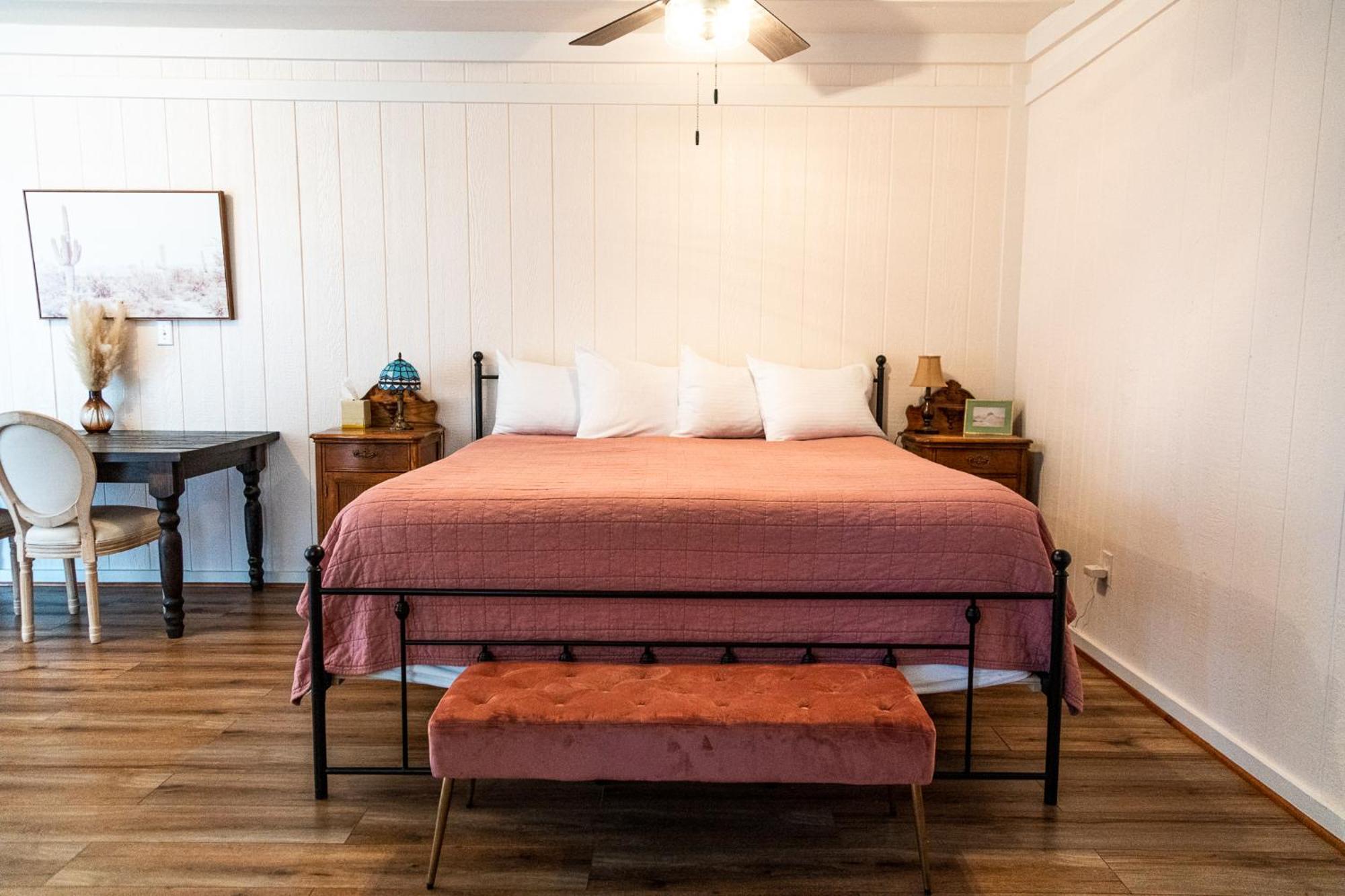 Sagebrush Inn Тумстоун Номер фото A bedroom at the Inn at the Opera