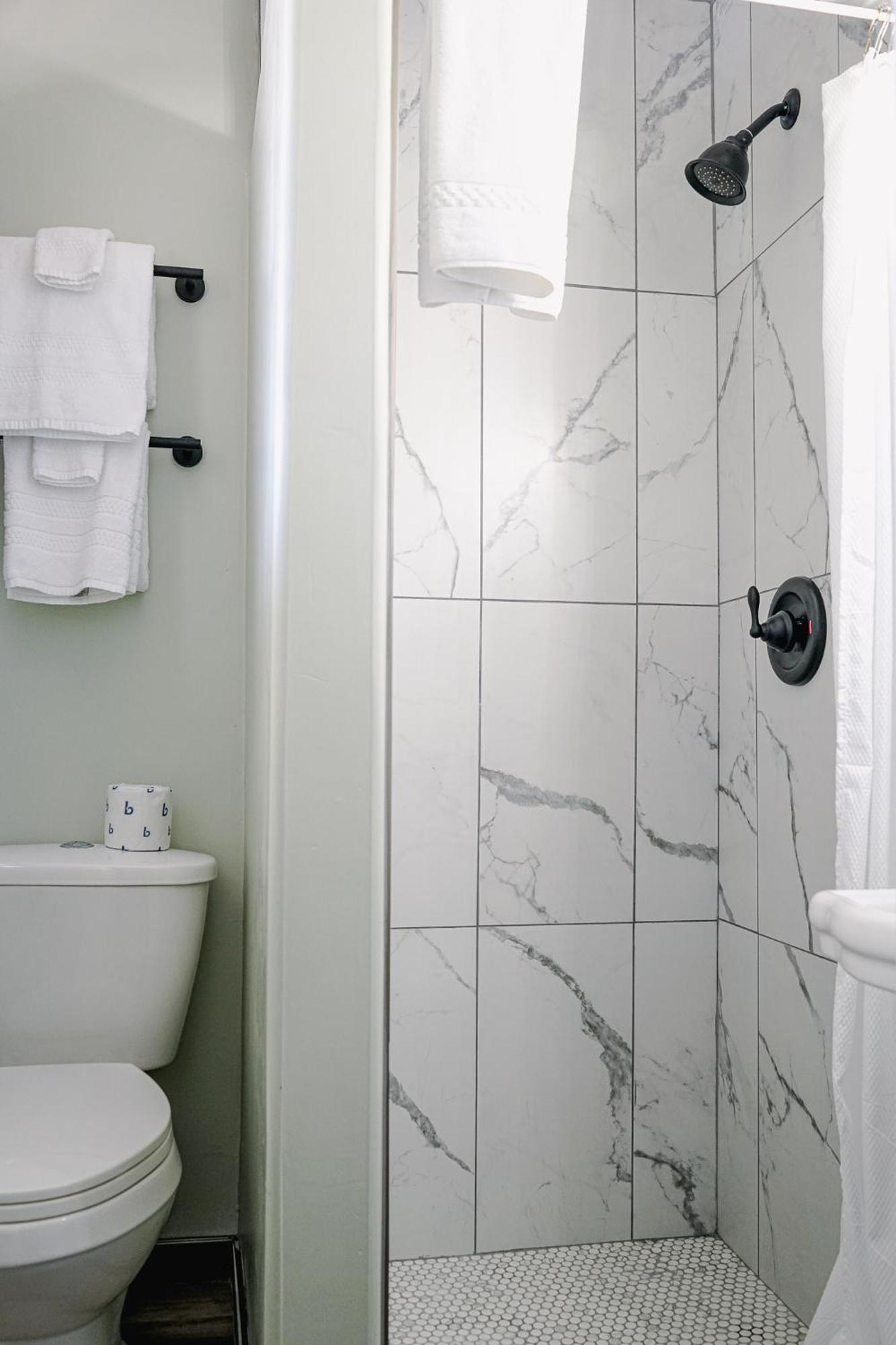 Sagebrush Inn Тумстоун Номер фото A shower with a shower door