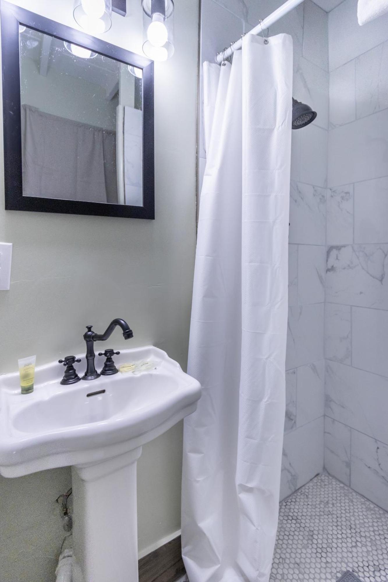Sagebrush Inn Тумстоун Номер фото A shower curtain