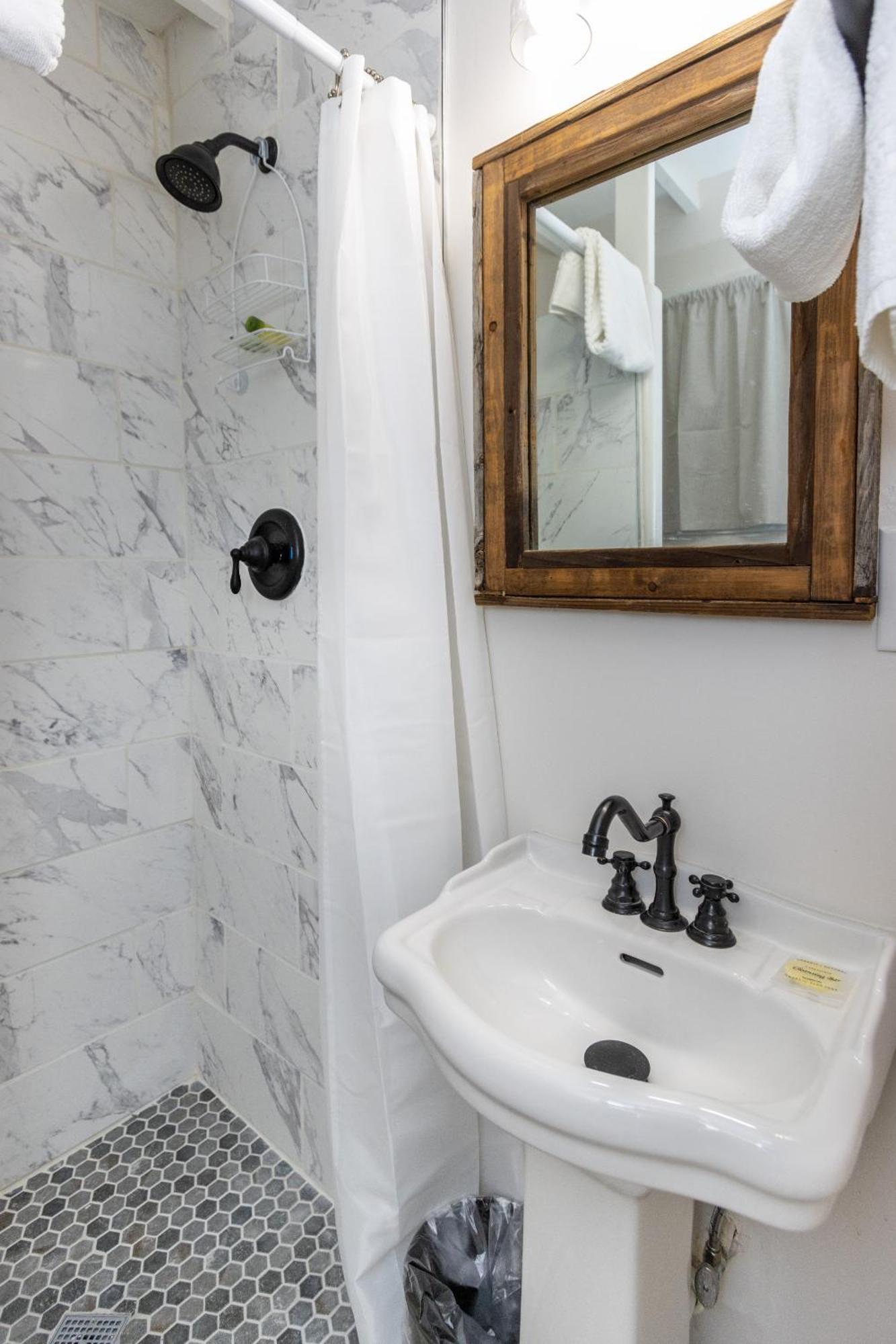 Sagebrush Inn Тумстоун Номер фото A bathroom in the house