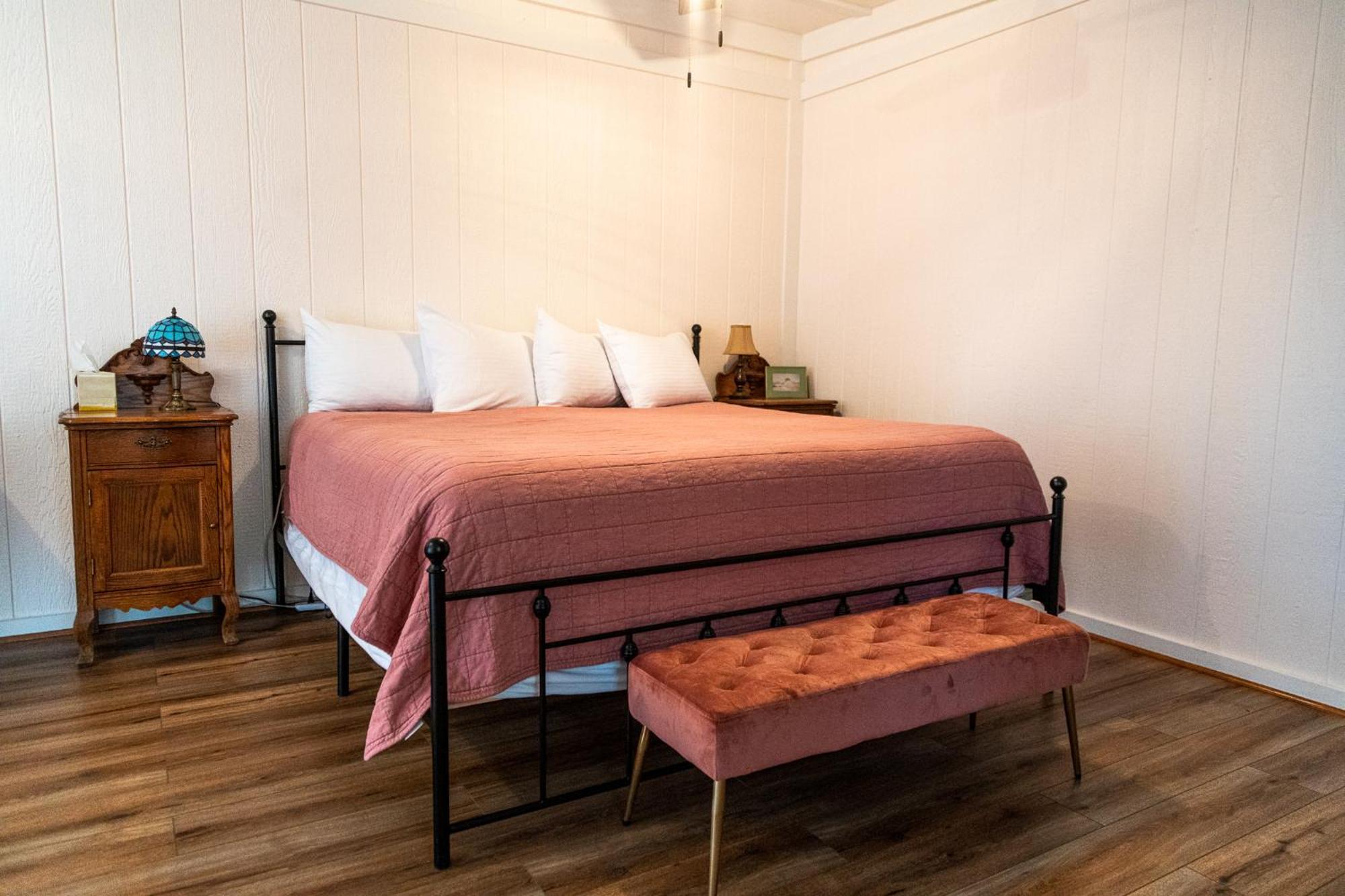 Sagebrush Inn Тумстоун Номер фото A bedroom with a bed and a bench