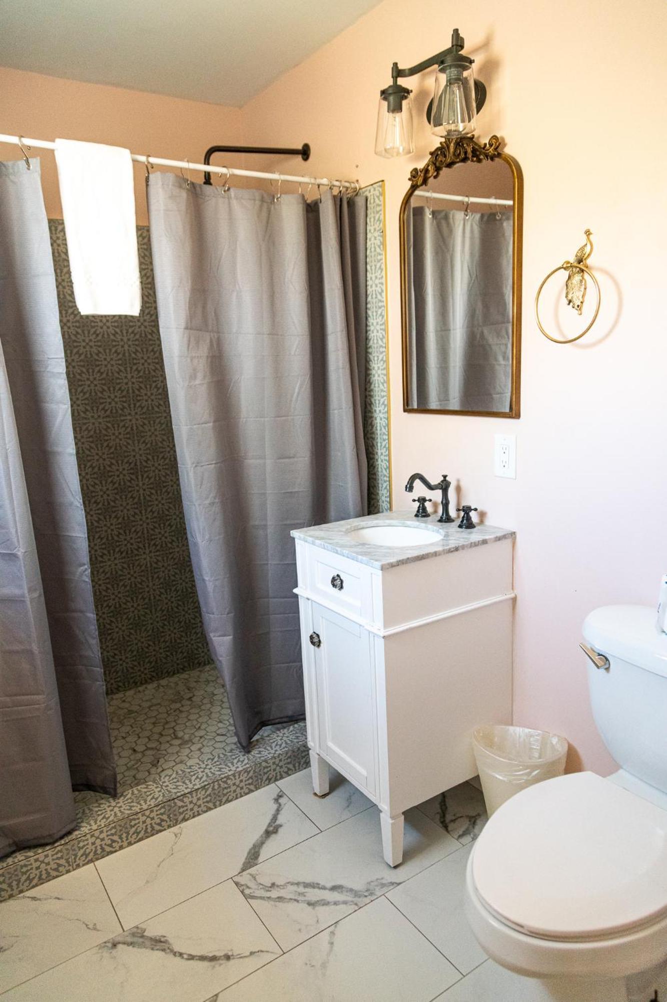 Sagebrush Inn Тумстоун Номер фото Bathroom with shower curtain